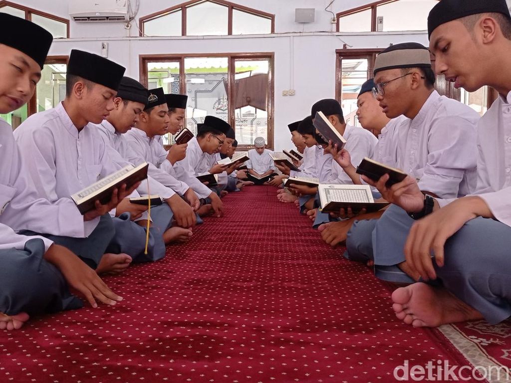 Mengenal Gelar Gus dan Asal-usulnya
